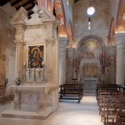 Chiesa di Santa Maria di Cerrate: l'altare barocco della Vergine 