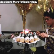 Ed Sheeran canta buon compleanno a Bruno Mars: il video