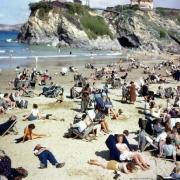 Cosa ci fa un uomo con lo smartphone in una foto del 1943?