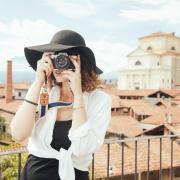 In vacanza si va con la guida di carta, altro che smartphone!