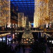 Shopping, gli italiani scelgono online ma comprano nei negozi.