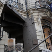 È stato messo all'asta un pezzo originale della Tour Eiffel