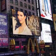 Laura Pausini: a New York l'insegna luminosa che la celebra