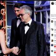 Andrea Bocelli si esibisce davanti al Principe Harry e Meghan con il figlio Matteo