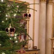 L'albero di Natale arriva a Buckingham Palace. Scopri come sarà il Natale dei Reali Inglesi
