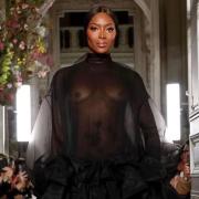 Naomi Campbell di nuovo sulla passerella per Valentino