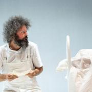 Simone Cristicchi in scena con Manuale di volo per uomo
