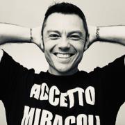 Tiziano Ferro festeggia il compleanno e svela il titolo del nuovo album. Il video