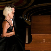 Non solo Lady GaGa: una passeggera della metropolitana canta "Shallow"  divinamente. E diventa un fenomeno!