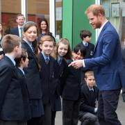 Dov’è la tua corona?: il Principe Harry scambiato per una persona qualunque!