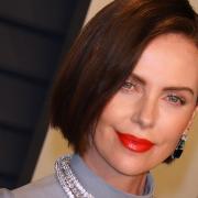 Charlize Theron: sono single, corteggiatemi!