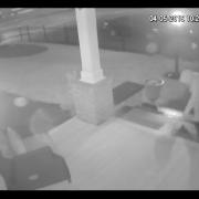 I ladri prima rubano la statua e poi si pentono e lasciano dei fiori. Il video