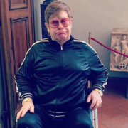 Elton John visita gli Uffizi in sedia a rotelle: la foto