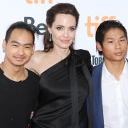 Maddox ,  figlio di Brad Pitt e Angelina Jolie, vola al college. L'emozione di mamma Angelina