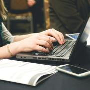 La dipendente aspetta un bambino e il datore di lavoro la promuove