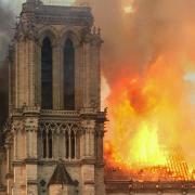 Notre Dame, fiamme dal cantiere: distrutti il tetto e la grande guglia.