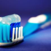 Sorpresa: mai bagnare lo spazzolino prima di lavarsi i denti