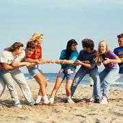 Beverly Hills 90210. La prima foto del cast riunito per il reboot è un successo