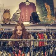 Pagare 10 euro per provare i vestiti: ecco il nuovo trend contro lo shopping online