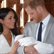 È nato il figlio di Harry e Meghan: a Buckingham Palace un principe ‘yankee’.