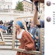 Biagio Antonacci e Laura Pausini incorniciati nel centro di Roma!