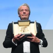 Alain Delon in lacrime a Cannes
