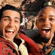 Aladdin. Will Smith canta per le strade di Los Angeles, vestito da Genio