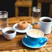 L'acqua si beve prima o dopo il caffè? La risposta della scienza