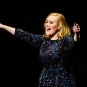 Adele è fenomenale anche a far rap: guarda il video!
