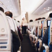 Perché è più facile addormentarsi sui voli low cost