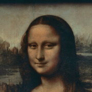  Stranezze da Louvre: cosa ci fa la foto di una squadra di basket accanto alla Gioconda?