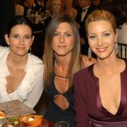 Friends. Courteney Cox festeggia il compleanno con Lisa Kudrow e Jennifer Aniston 