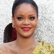 Rihanna piange commossa abbracciando il suo ex insegnante 
