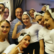 Le ballerine dell'Opéra danzano a sorpresa su un volo aereo