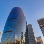 Due torri in vetro avvinte insieme e un incredibile oblò al centro: l'ultimo grattacielo di  Zaha Hadid toglie il fiato
