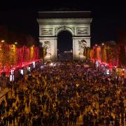 Gli Champs-Elysées illuminati per Natale sono uno spettacolo imperdibile