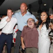 Danny DeVito irrompe alle nozze di sconosciuti e canta Unforgettable