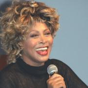 Tina Turner ringrazia i fan per gli auguri di compleanno. E il suo messaggio è un inno positivo alla vita!