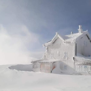 Il rifugio Damiano Chiesa completamente ricoperto dalla neve
