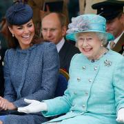 La Regina Elisabetta ha deciso: Carlo salirà al trono ma senza Camilla. E intanto Kate l'aiuta con i leader NATO