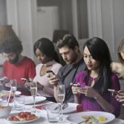 Usare lo smartphone a tavola fa ingrassare. Lo dice la scienza