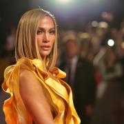 Irresistibile Jennifer Lopez: canta un inno natalizio col celebre abito dei Grammy! 