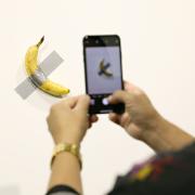 Un artista affamato  ha mangiato l'ormai celebre banana di Maurizio Cattelan. Ecco il video