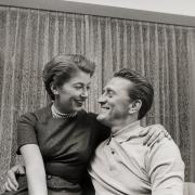 Kirk Douglas festeggia 103 anni: e la foto con Catherine Zeta-Jones è emozionante!