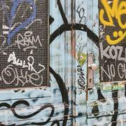 Banksy. Un senzatetto diventa Babbo Natale e la sua panchina una slitta, nel nuovo murales