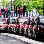 Uber, Londra sospende il rinnovo della licenza per problemi di sicurezza.