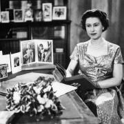 La Regina Elisabetta pubblica il video del suo primo discorso di Natale: e la nostalgia è totale!