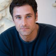 Raoul Bova: la foto sul divano conquista le fan!