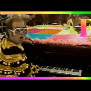 Elton John pubblica il video della sua prima esecuzione di The Bitch Is Back 
