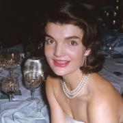 Jackie Kennedy: la sua lezione di stile al mare è un esempio anche oggi